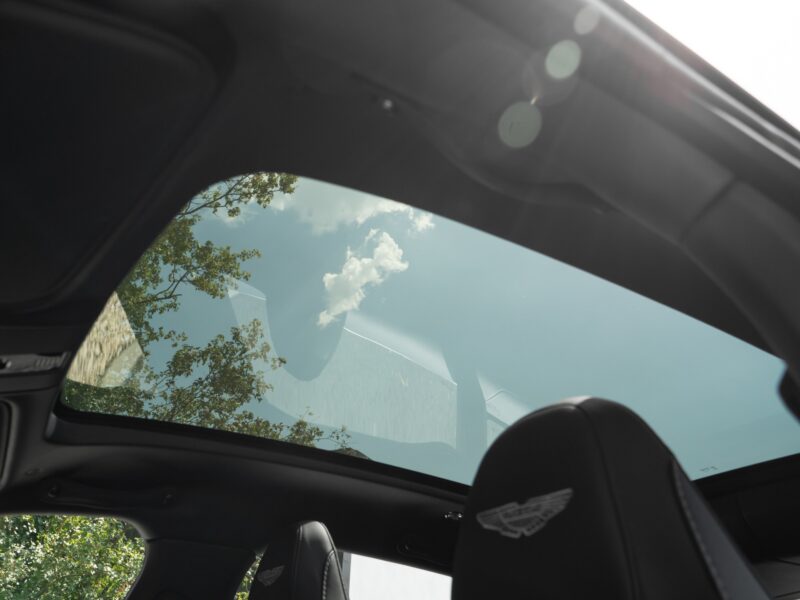 Toit panoramique en verre – ASTON MARTIN – DBX 707 – 2024 – Titanium Grey Métallisée – 16 900 km – 707 ch – V8 bi-turbo – Transmission : Automatique – Origine France – Privaty Cars – Achat et vente de supercars d’occasion en Charente-Maritime