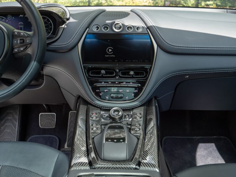 Console centrale avec écran tactile – ASTON MARTIN – DBX 707 – 2024 – Titanium Grey Métallisée – 16 900 km – 707 ch – V8 bi-turbo – Transmission : Automatique – Origine France – Privaty Cars – Expert des voitures de prestige d’occasion en Nouvelle-Aquitaine