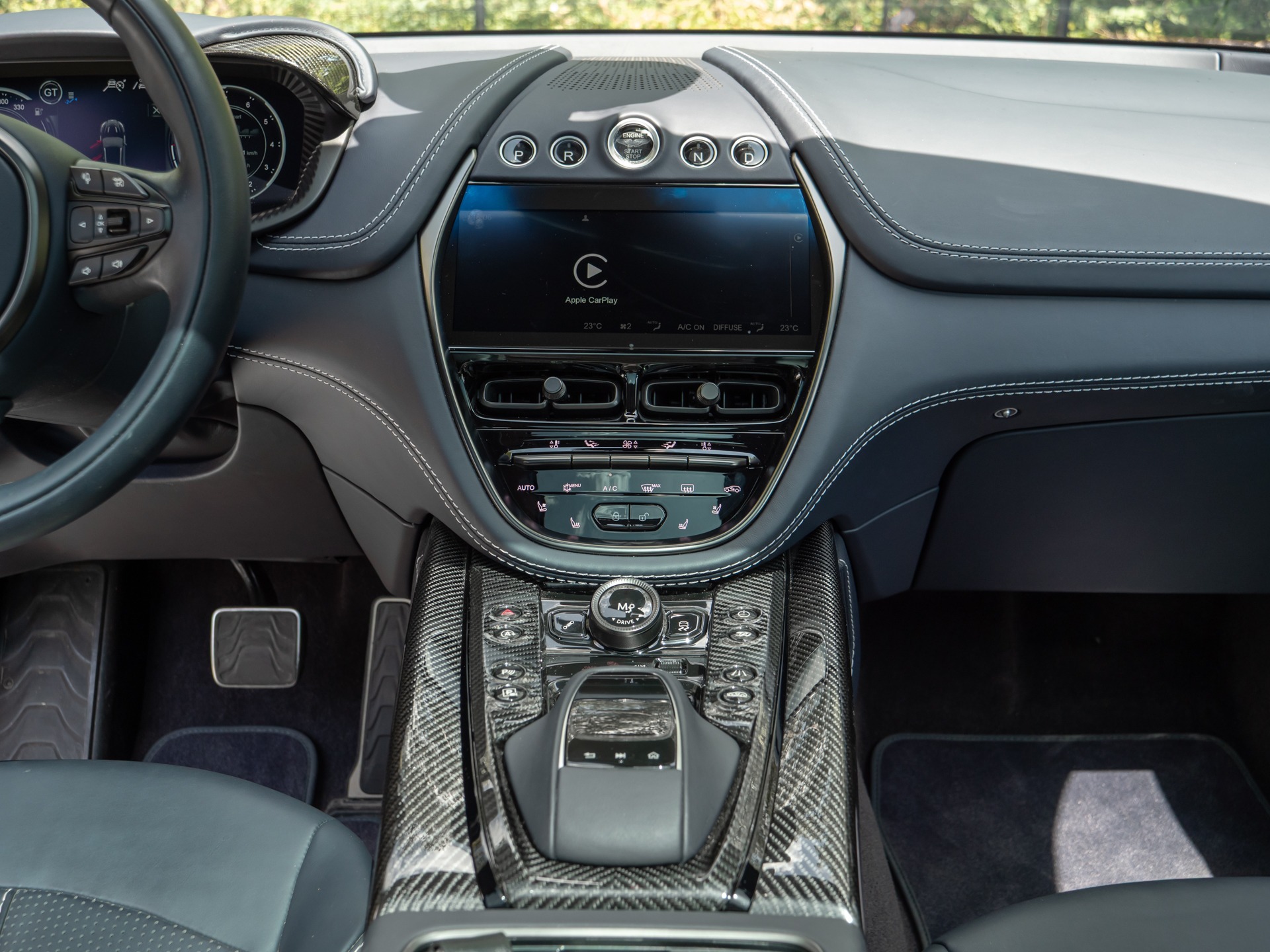 Console centrale avec écran tactile – ASTON MARTIN – DBX 707 – 2024 – Titanium Grey Métallisée – 16 900 km – 707 ch – V8 bi-turbo – Transmission : Automatique – Origine France – Privaty Cars – Expert des voitures de prestige d’occasion en Nouvelle-Aquitaine