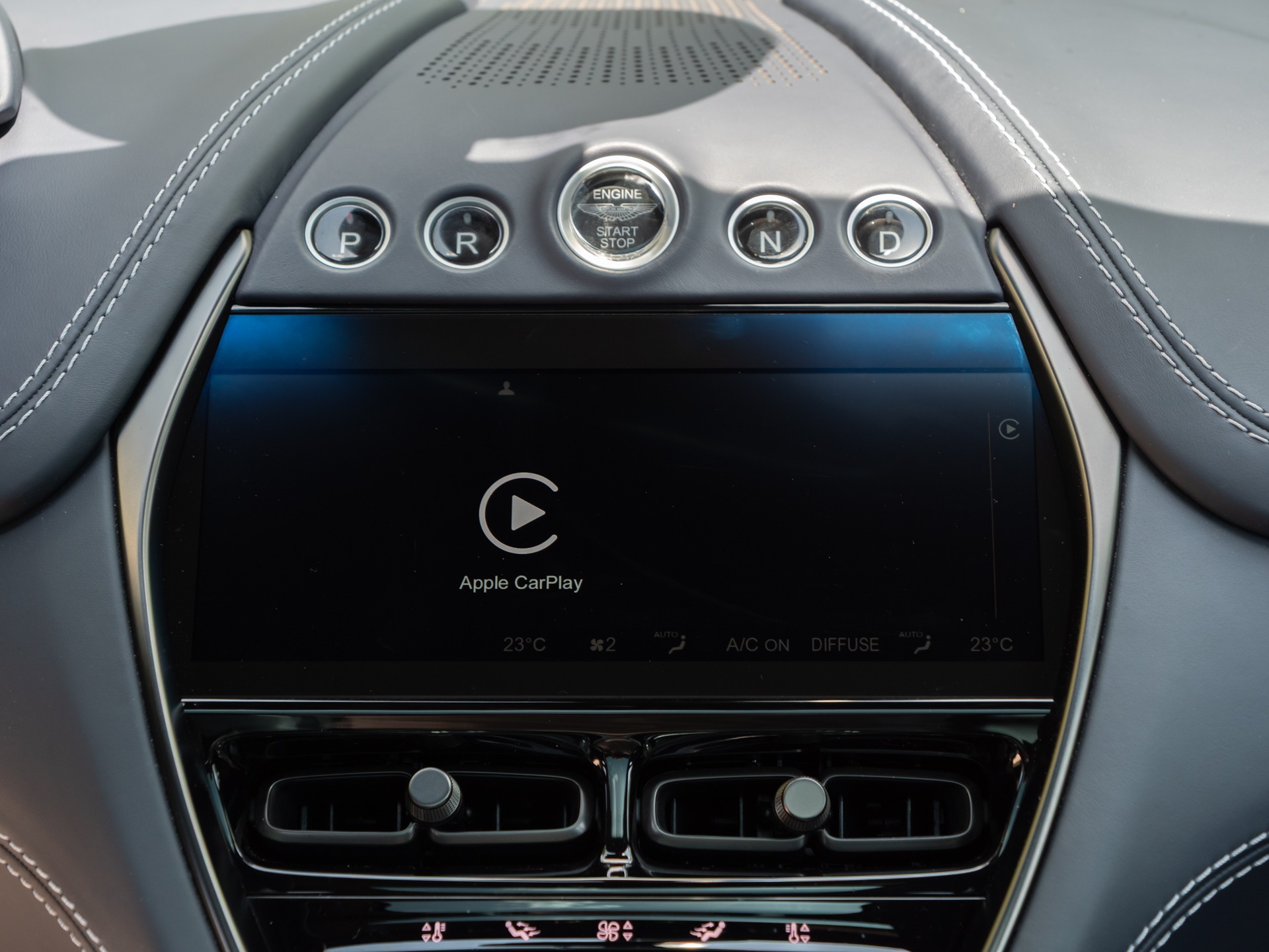 Tableau de bord – ASTON MARTIN – DBX 707 – 2024 – Titanium Grey Métallisée – 16 900 km – 707 ch – V8 bi-turbo – Transmission : Automatique – Origine France – Privaty Cars – Achat et vente de véhicules ASTON MARTIN d’occasion en Nouvelle-Aquitaine
