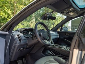 Tableau de bord – ASTON MARTIN – DBX 707 – 2024 – Titanium Grey Métallisée – 16 900 km – 707 ch – V8 bi-turbo – Transmission : Automatique – Origine France – Privaty Cars – Négoce de véhicules GT et sportives d’exception dans l’Ouest de la France