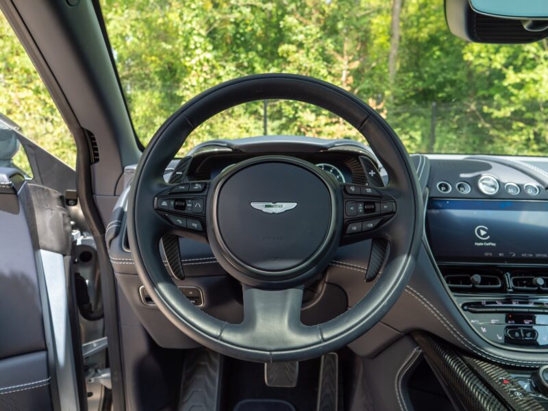 Volant – ASTON MARTIN – DBX 707 – 2024 – Titanium Grey Métallisée – 16 900 km – 707 ch – V8 bi-turbo – Transmission : Automatique – Origine France – Privaty Cars – Expert des modèles ASTON MARTIN dans l’Ouest de la France