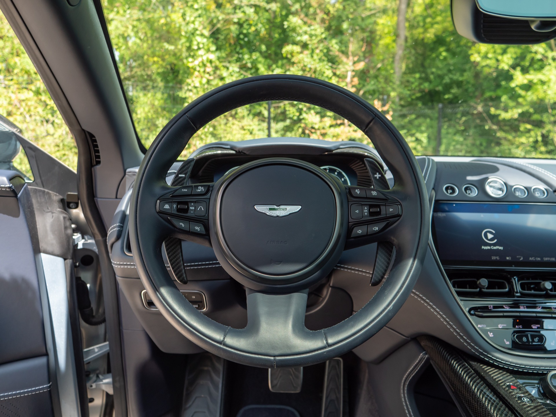 Volant – ASTON MARTIN – DBX 707 – 2024 – Titanium Grey Métallisée – 16 900 km – 707 ch – V8 bi-turbo – Transmission : Automatique – Origine France – Privaty Cars – Expert des modèles ASTON MARTIN dans l’Ouest de la France
