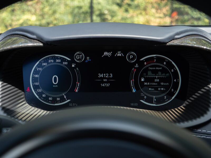 Tableau de bord numérique avec affichage – ASTON MARTIN – DBX 707 – 2024 – Titanium Grey Métallisée – 16 900 km – 707 ch – V8 bi-turbo – Transmission : Automatique – Origine France – Privaty Cars – Courtage automobile pour véhicules exclusifs en Nouvelle-Aquitaine