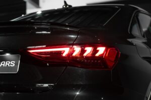 Feu arrière avec éclairage LED – AUDI – RS3 – 2023 – Noir Mythic – 10 900 km – 400 ch – 5 cyclindres turbo – Transmission : Sequentielle – Origine France – Privaty Cars – Achat et vente de supercars d’occasion proche de Nantes