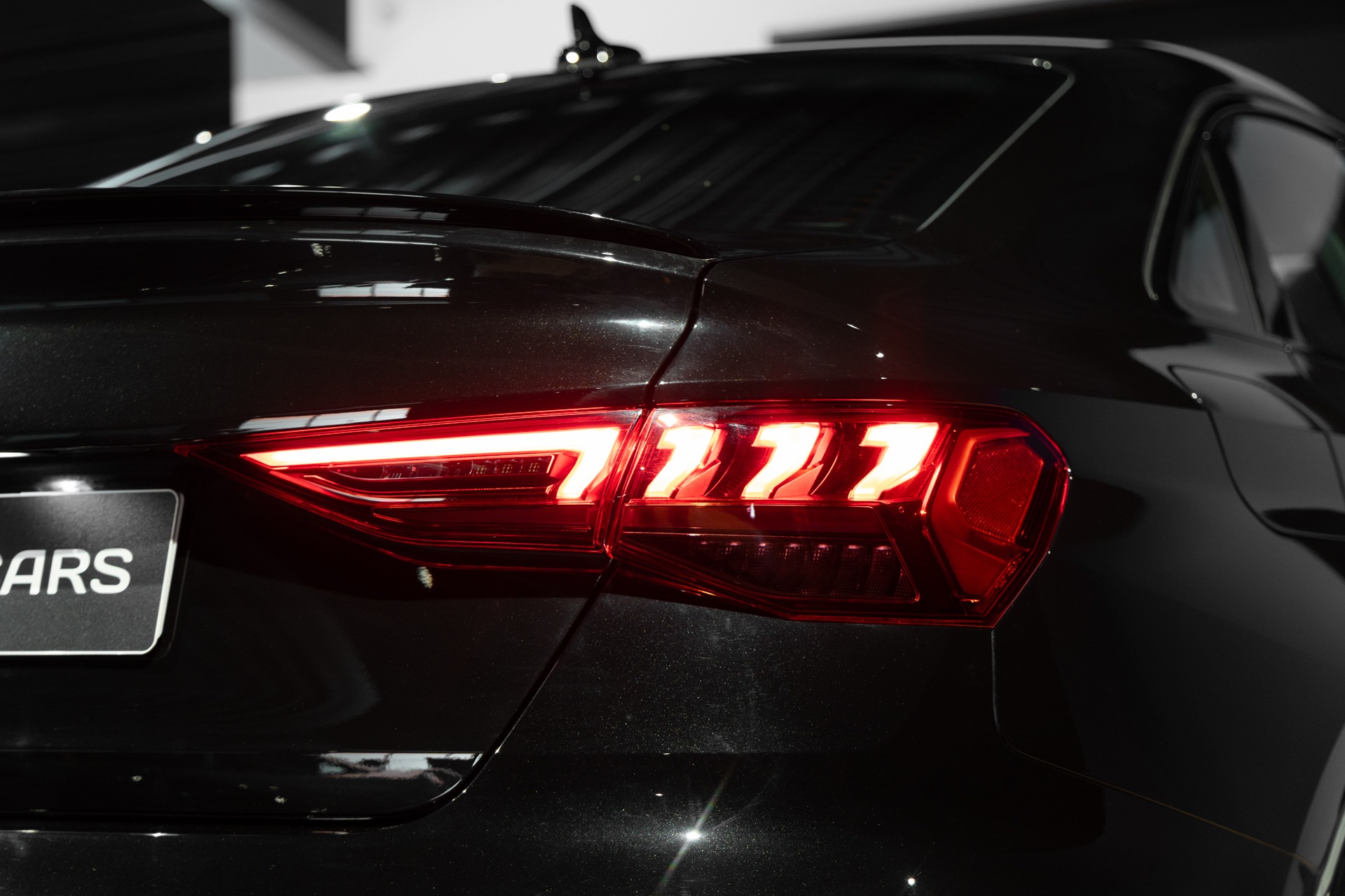 Feu arrière avec éclairage LED – AUDI – RS3 – 2023 – Noir Mythic – 10 900 km – 400 ch – 5 cyclindres turbo – Transmission : Sequentielle – Origine France – Privaty Cars – Achat et vente de supercars d’occasion proche de Nantes