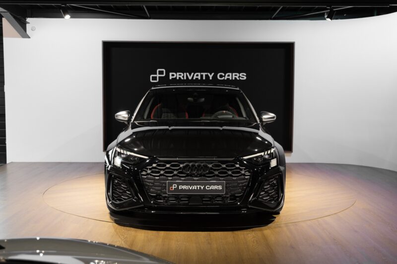 Grille avant avec motif hexagonal – AUDI – RS3 – 2023 – Noir Mythic – 10 900 km – 400 ch – 5 cyclindres turbo – Transmission : Sequentielle – Origine France – Privaty Cars – Recherche de supercars hors marché près de Poitiers