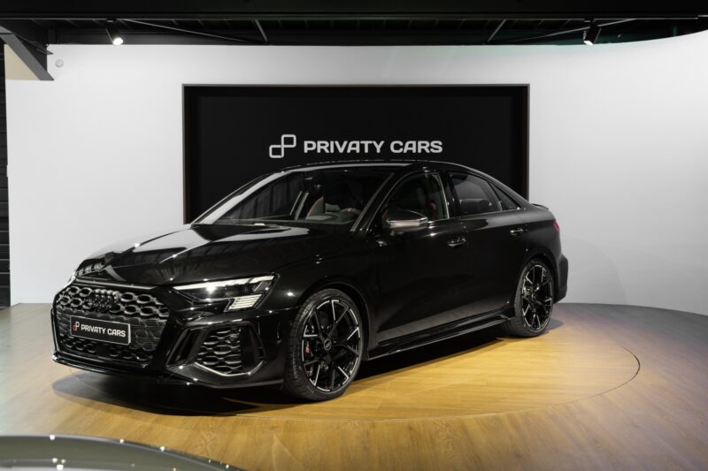 Vue avant avec calandre distinctive – AUDI – RS3 – 2023 – Noir Mythic – 10 900 km – 400 ch – 5 cyclindres turbo – Transmission : Sequentielle – Origine France – Privaty Cars – Intermédiaire de confiance vente voiture sport à 2 heures de Paris en TGV