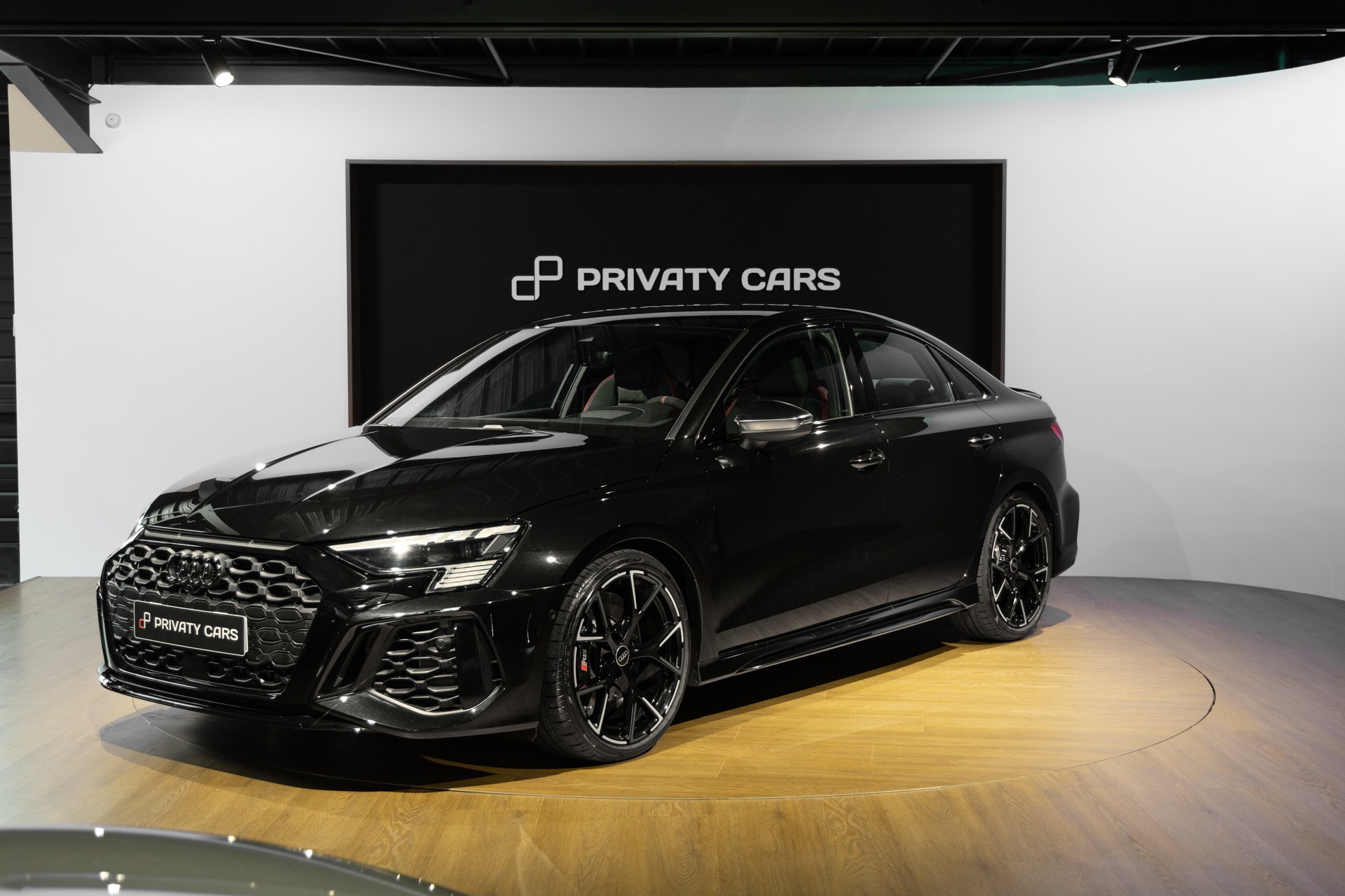Vue avant avec calandre distinctive – AUDI – RS3 – 2023 – Noir Mythic – 10 900 km – 400 ch – 5 cyclindres turbo – Transmission : Sequentielle – Origine France – Privaty Cars – Intermédiaire de confiance vente voiture sport à 2 heures de Paris en TGV