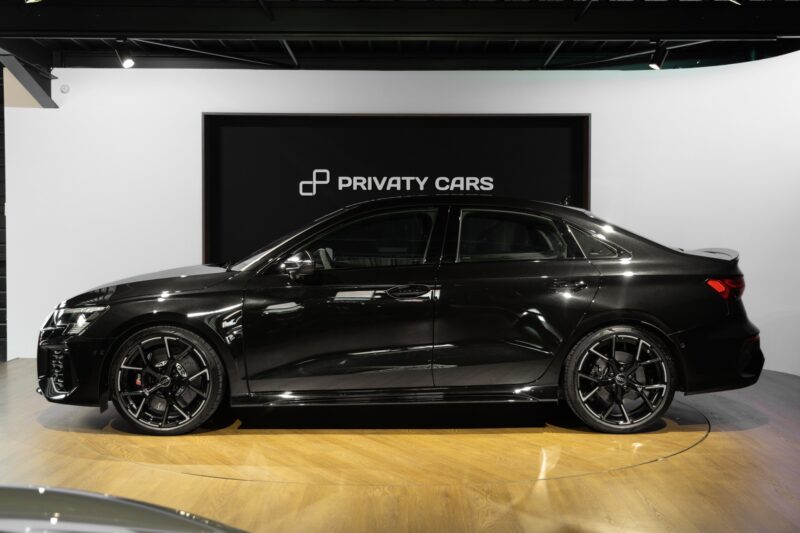 Vue latérale avec jantes noires – AUDI – RS3 – 2023 – Noir Mythic – 10 900 km – 400 ch – 5 cyclindres turbo – Transmission : Sequentielle – Origine France – Privaty Cars – Courtage automobile pour véhicules exclusifs proche de Bordeaux