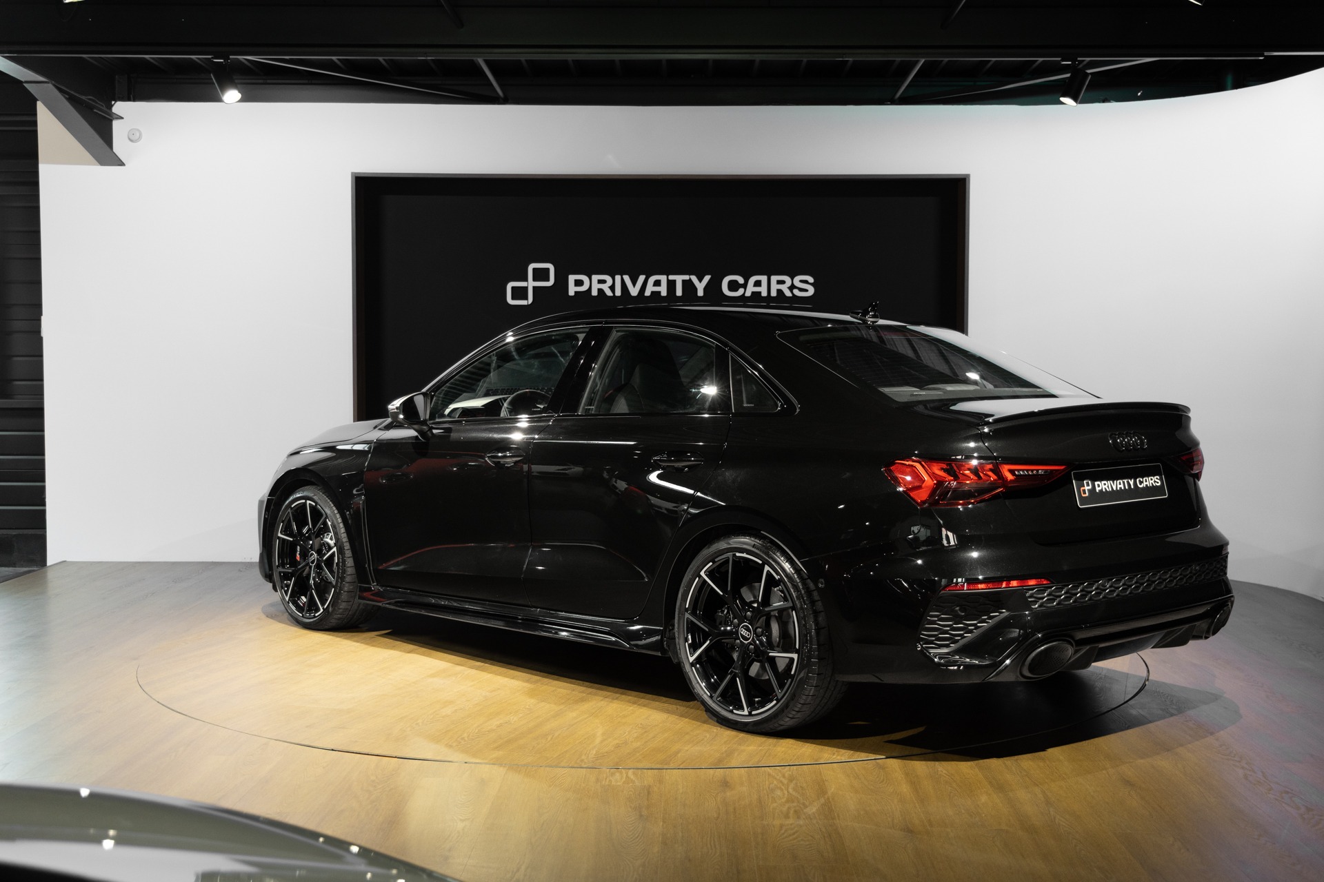 Vue arrière avec diffuseur et jantes noires – AUDI – RS3 – 2023 – Noir Mythic – 10 900 km – 400 ch – 5 cyclindres turbo – Transmission : Sequentielle – Origine France – Privaty Cars – Mandat de vente pour automobiles de luxe en Nouvelle-Aquitaine