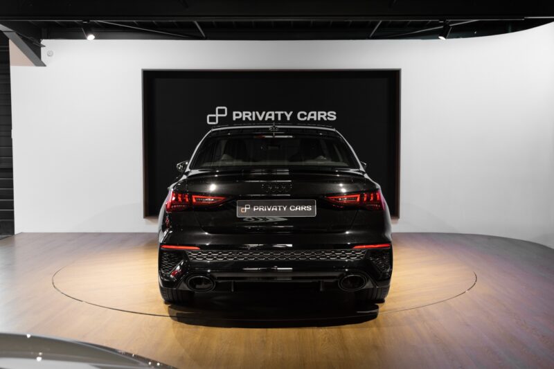 Vue arrière avec diffuseur et sorties d'échappement – AUDI – RS3 – 2023 – Noir Mythic – 10 900 km – 400 ch – 5 cyclindres turbo – Transmission : Sequentielle – Origine France – Privaty Cars – Spécialiste des supercars d’occasion dans l’Ouest de la France