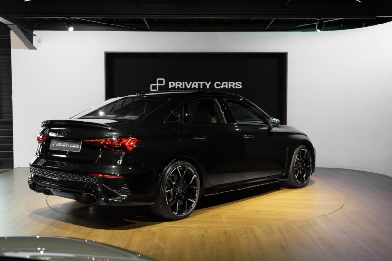 Vue arrière avec diffuseur et jantes noires – AUDI – RS3 – 2023 – Noir Mythic – 10 900 km – 400 ch – 5 cyclindres turbo – Transmission : Sequentielle – Origine France – Privaty Cars – Recherche personnalisée de voitures de sport d’occasion à La Rochelle