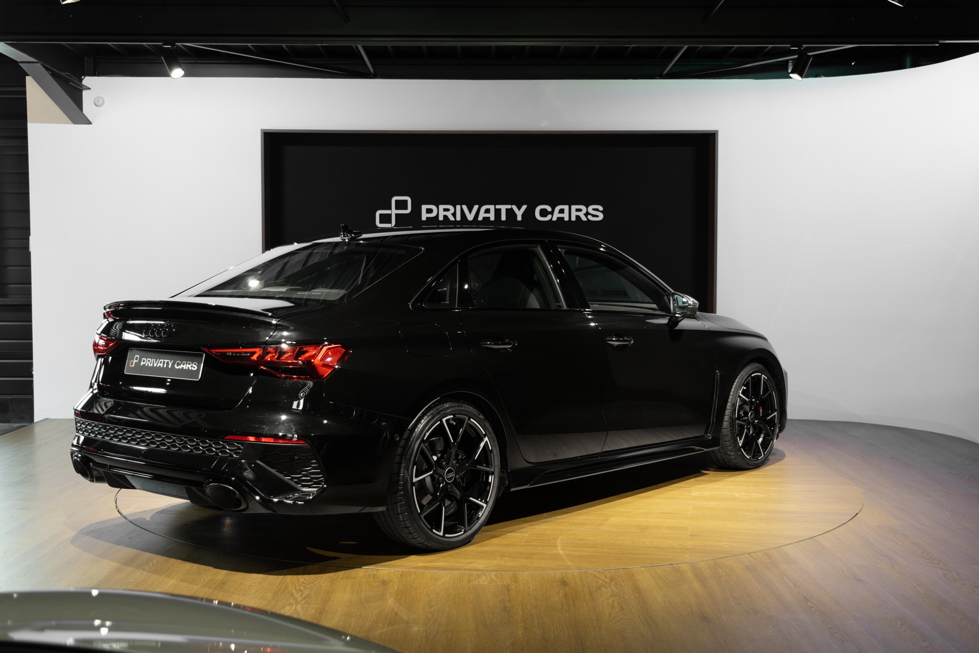 Vue arrière avec diffuseur et jantes noires – AUDI – RS3 – 2023 – Noir Mythic – 10 900 km – 400 ch – 5 cyclindres turbo – Transmission : Sequentielle – Origine France – Privaty Cars – Recherche personnalisée de voitures de sport d’occasion à La Rochelle