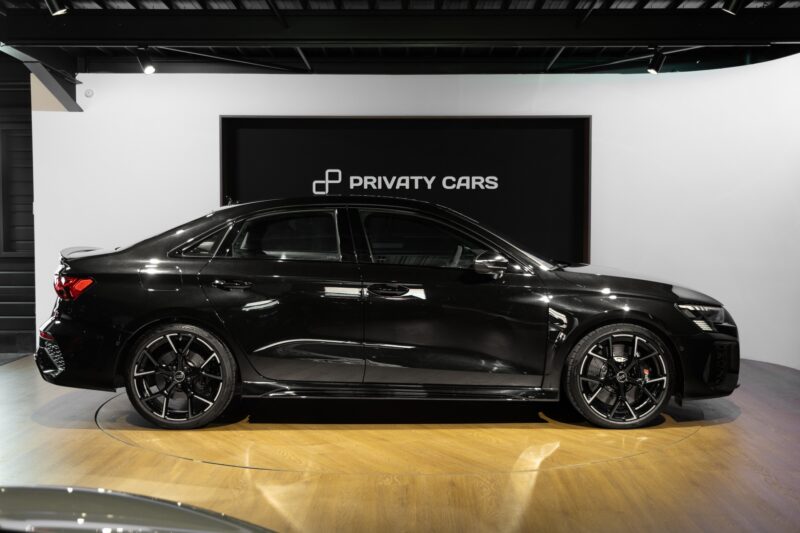 Vue latérale avec jantes noires – AUDI – RS3 – 2023 – Noir Mythic – 10 900 km – 400 ch – 5 cyclindres turbo – Transmission : Sequentielle – Origine France – Privaty Cars – Conciergerie automobile pour véhicules de sport proche de Nantes