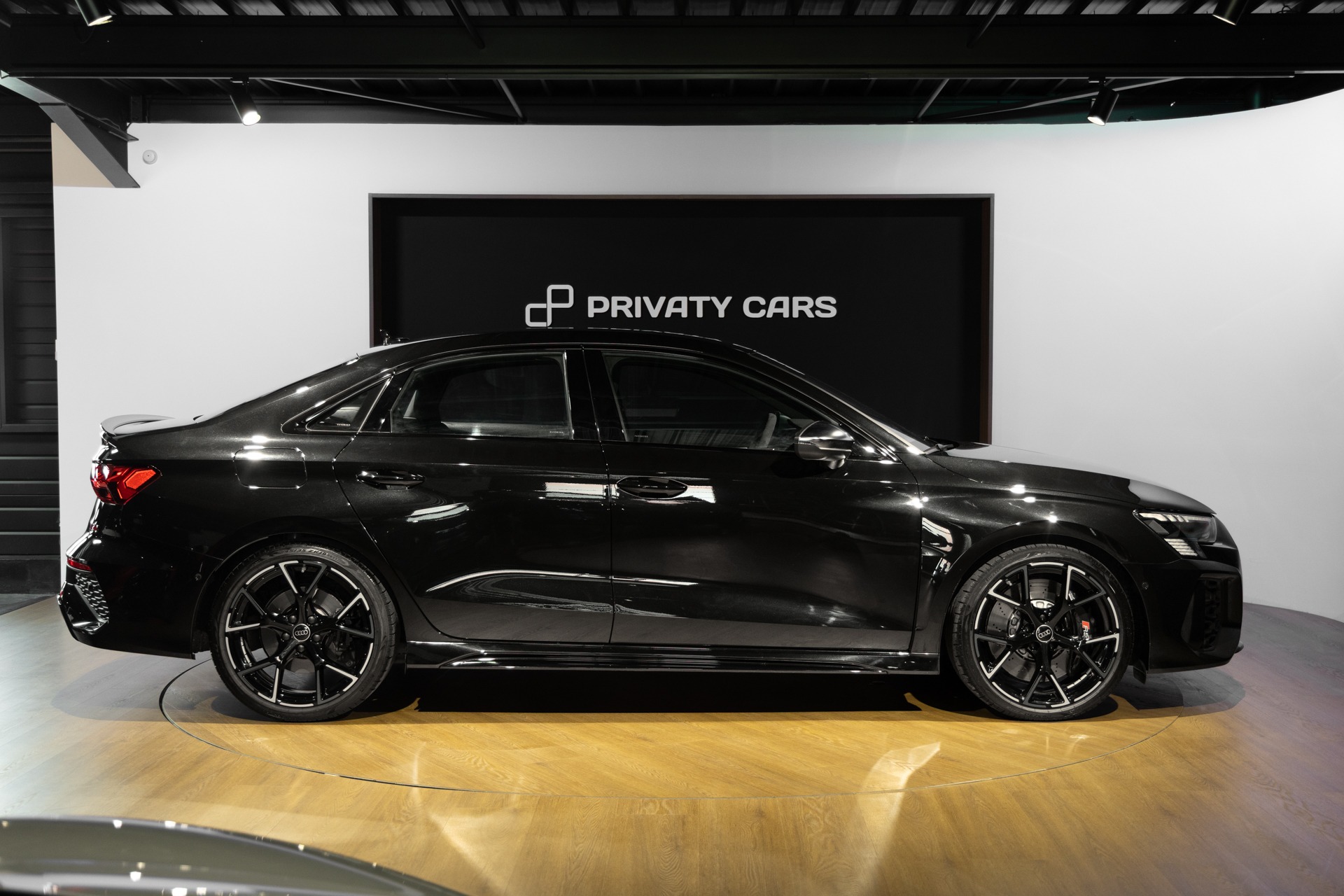 Vue latérale avec jantes noires – AUDI – RS3 – 2023 – Noir Mythic – 10 900 km – 400 ch – 5 cyclindres turbo – Transmission : Sequentielle – Origine France – Privaty Cars – Conciergerie automobile pour véhicules de sport proche de Nantes