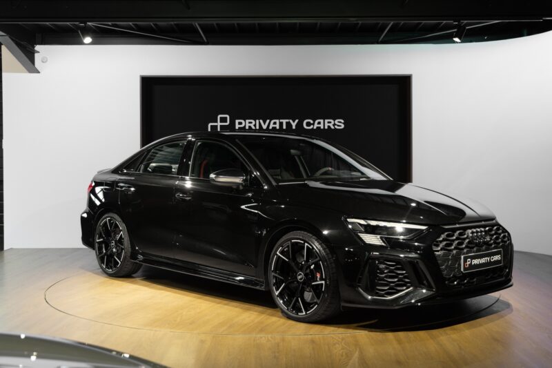 Vue latérale avec jantes sportives – AUDI – RS3 – 2023 – Noir Mythic – 10 900 km – 400 ch – 5 cyclindres turbo – Transmission : Sequentielle – Origine France – Privaty Cars – Rachat immédiat de véhicules de prestige dans l’Ouest de la France