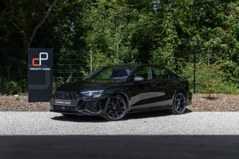 À vendre – AUDI – RS3 – 2023 – Noir Mythic – 10 900 km – 400 ch – 5 cyclindres turbo – Transmission : Sequentielle – Photo principale – Origine France – Privaty Cars – Commerce de voitures de sport luxe et premium à La Rochelle