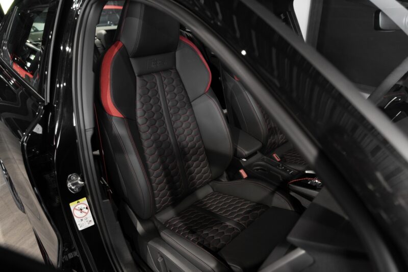 Sièges – AUDI – RS3 – 2023 – Noir Mythic – 10 900 km – 400 ch – 5 cyclindres turbo – Transmission : Sequentielle – Origine France – Privaty Cars – Vente de voitures de prestige d’occasion à La Rochelle