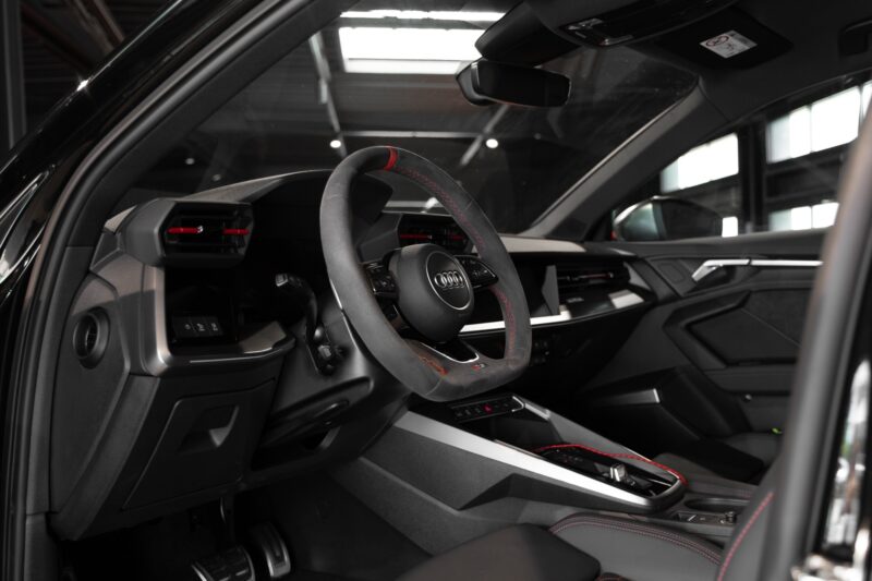 Volant sport en cuir alcantara – AUDI – RS3 – 2023 – Noir Mythic – 10 900 km – 400 ch – 5 cyclindres turbo – Transmission : Sequentielle – Origine France – Privaty Cars – Rachat de Porsche et Ferrari d’occasion proche de Bordeaux