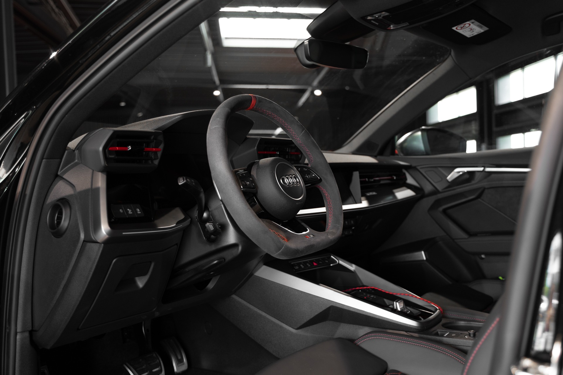 Volant sport en cuir alcantara – AUDI – RS3 – 2023 – Noir Mythic – 10 900 km – 400 ch – 5 cyclindres turbo – Transmission : Sequentielle – Origine France – Privaty Cars – Rachat de Porsche et Ferrari d’occasion proche de Bordeaux