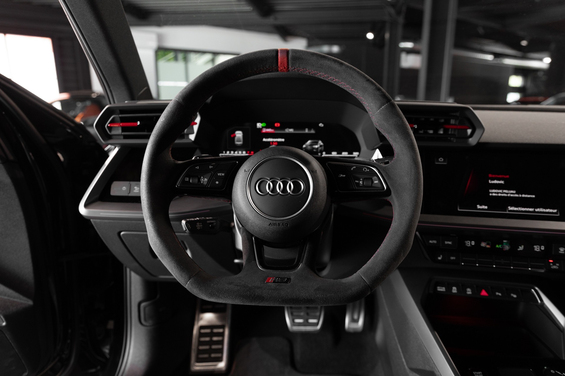Volant en cuir avec surpiqûres rouges – AUDI – RS3 – 2023 – Noir Mythic – 10 900 km – 400 ch – 5 cyclindres turbo – Transmission : Sequentielle – Origine France – Privaty Cars – Service de courtage et recherche automobile premium en Nouvelle-Aquitaine