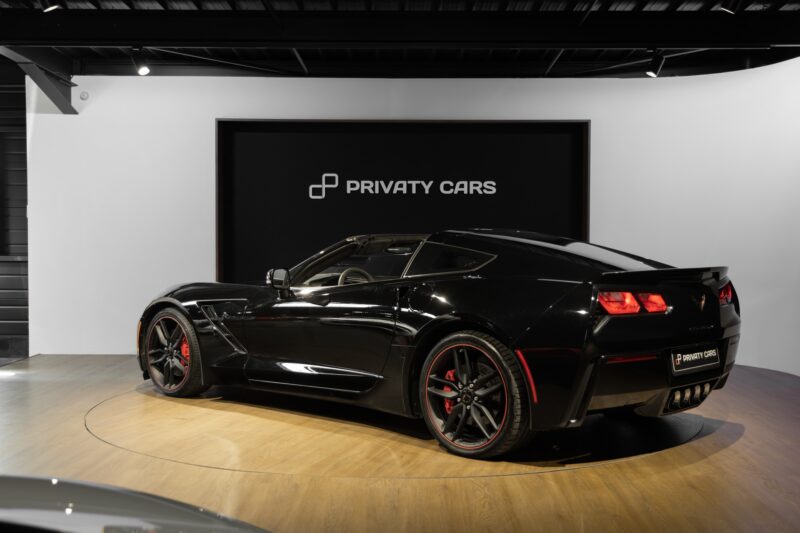 Vue arrière avec feux LED – CORVETTE – C7 Stingray 3LT – 2016 – Noir – 47 900 km – 466 ch – V8 atmo – Transmission : Sequentielle – Origine allemagne – Privaty Cars – Négoce de véhicules GT et sportives d’exception proche de Nantes