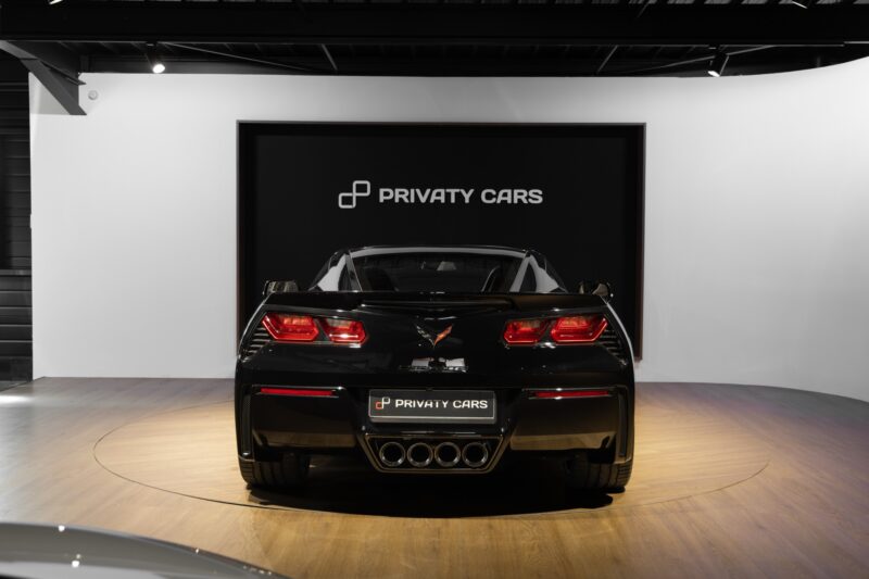 Vue arrière avec feux LED – CORVETTE – C7 Stingray 3LT – 2016 – Noir – 47 900 km – 466 ch – V8 atmo – Transmission : Sequentielle – Origine allemagne – Privaty Cars – Dépôt-vente de voitures de sport et véhicules d’exception proche de Bordeaux