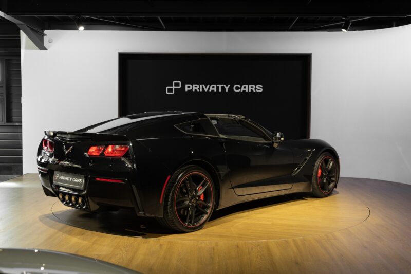 Vue arrière avec quatre sorties d'échappement – CORVETTE – C7 Stingray 3LT – 2016 – Noir – 47 900 km – 466 ch – V8 atmo – Transmission : Sequentielle – Origine allemagne – Privaty Cars – Rachat immédiat de véhicules de prestige à 2 heures de Paris en TGV