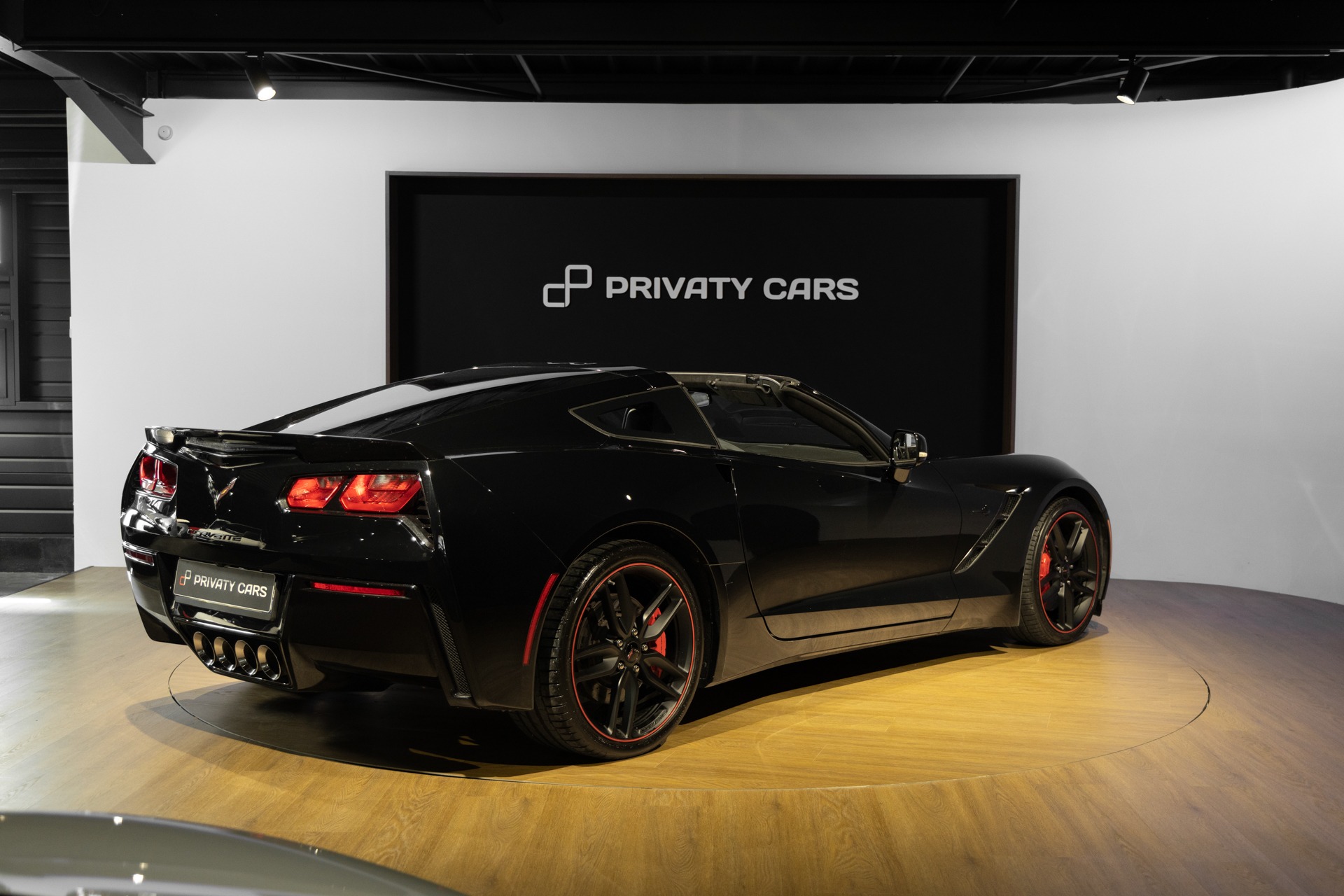 Vue arrière avec quatre sorties d'échappement – CORVETTE – C7 Stingray 3LT – 2016 – Noir – 47 900 km – 466 ch – V8 atmo – Transmission : Sequentielle – Origine allemagne – Privaty Cars – Rachat immédiat de véhicules de prestige à 2 heures de Paris en TGV