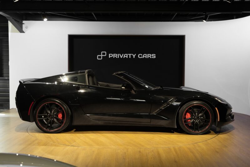 Vue latérale avec toit ouvert – CORVETTE – C7 Stingray 3LT – 2016 – Noir – 47 900 km – 466 ch – V8 atmo – Transmission : Sequentielle – Origine allemagne – Privaty Cars – Intermédiaire de confiance vente voiture sport près de Poitiers