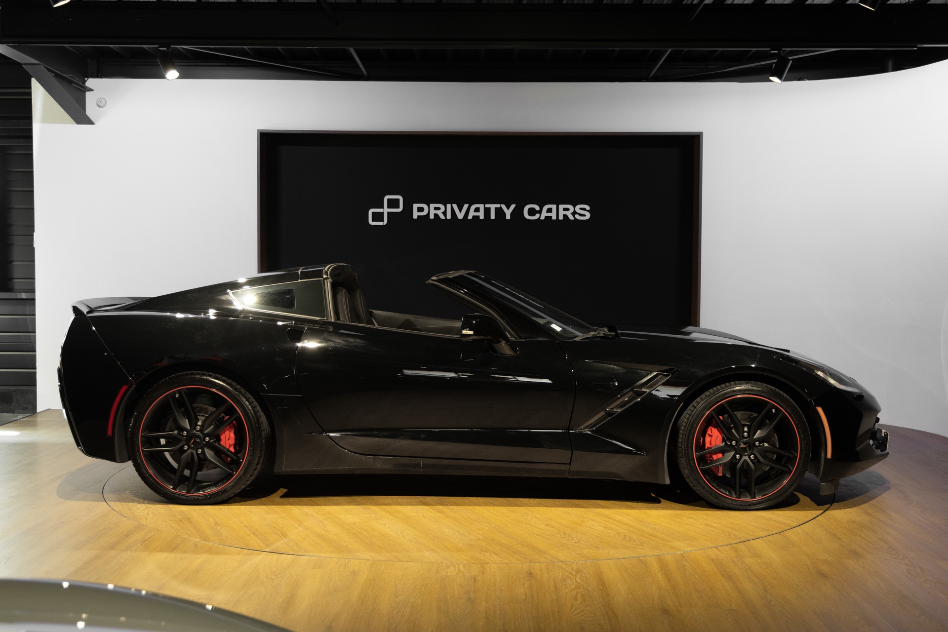 Vue latérale avec toit ouvert – CORVETTE – C7 Stingray 3LT – 2016 – Noir – 47 900 km – 466 ch – V8 atmo – Transmission : Sequentielle – Origine allemagne – Privaty Cars – Intermédiaire de confiance vente voiture sport près de Poitiers