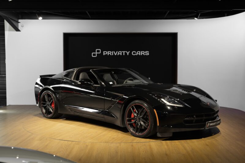 Vue latérale avec jantes sportives – CORVETTE – C7 Stingray 3LT – 2016 – Noir – 47 900 km – 466 ch – V8 atmo – Transmission : Sequentielle – Origine allemagne – Privaty Cars – Spécialiste des voitures de luxe d’occasion dans l’Ouest de la France