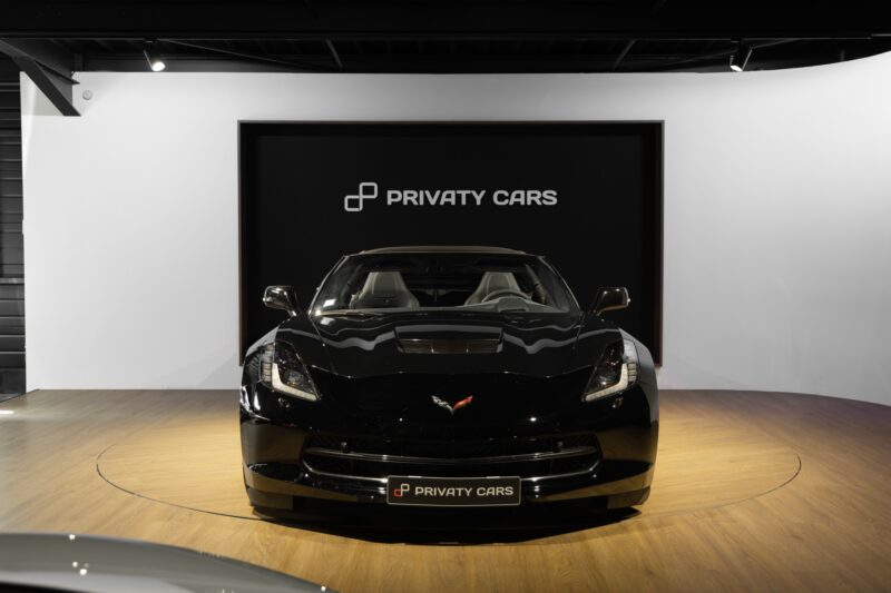 Vue avant avec calandre distinctive – CORVETTE – C7 Stingray 3LT – 2016 – Noir – 47 900 km – 466 ch – V8 atmo – Transmission : Sequentielle – Origine allemagne – Privaty Cars – Dépôt-vente de voitures de sport et véhicules d’exception près de Niort