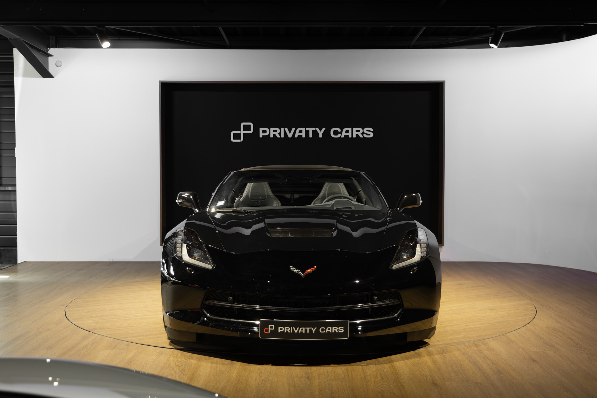 Vue avant avec calandre distinctive – CORVETTE – C7 Stingray 3LT – 2016 – Noir – 47 900 km – 466 ch – V8 atmo – Transmission : Sequentielle – Origine allemagne – Privaty Cars – Dépôt-vente de voitures de sport et véhicules d’exception près de Niort