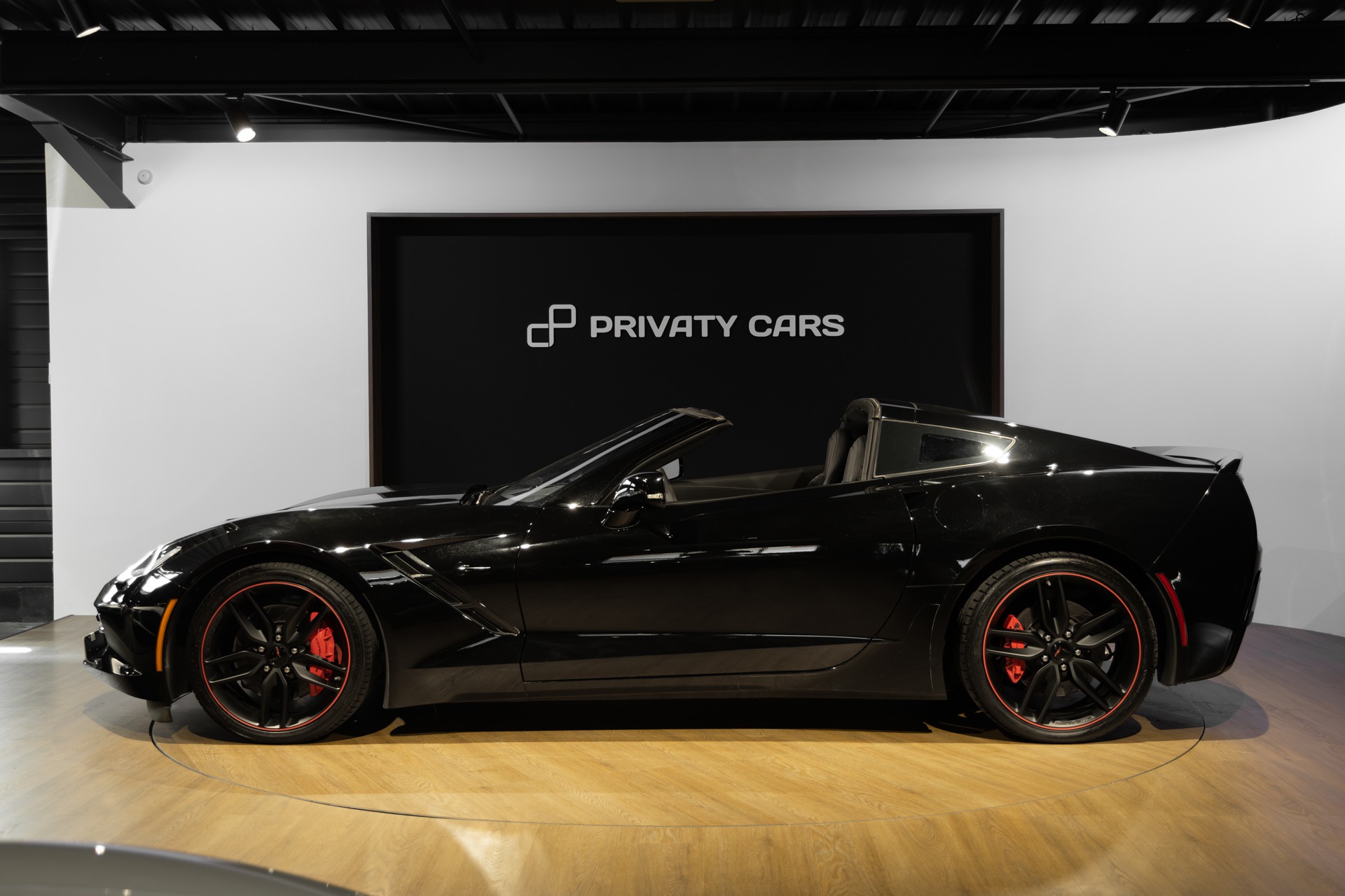 Vue latérale avec toit replié – CORVETTE – C7 Stingray 3LT – 2016 – Noir – 47 900 km – 466 ch – V8 atmo – Transmission : Sequentielle – Origine allemagne – Privaty Cars – Courtage automobile CORVETTE entre Bordeaux et Nantes