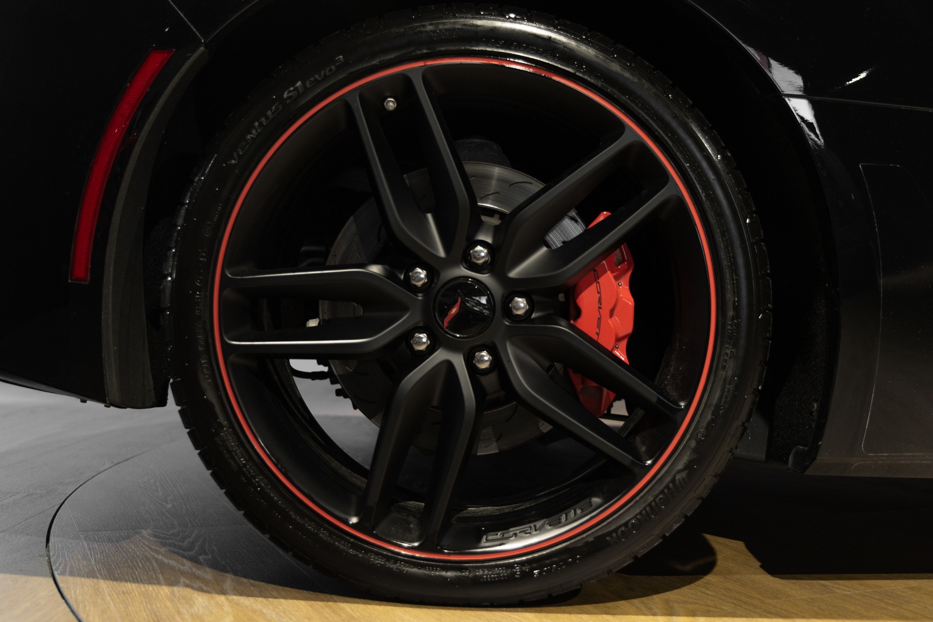 Jantes – CORVETTE – C7 Stingray 3LT – 2016 – Noir – 47 900 km – 466 ch – V8 atmo – Transmission : Sequentielle – Origine allemagne – Privaty Cars – Courtage automobile CORVETTE entre Bordeaux et Nantes