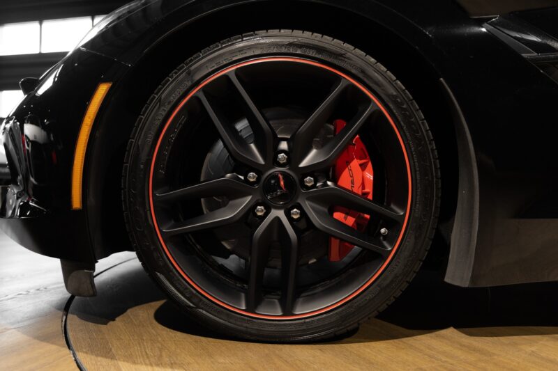 Jantes avec étriers de frein rouges – CORVETTE – C7 Stingray 3LT – 2016 – Noir – 47 900 km – 466 ch – V8 atmo – Transmission : Sequentielle – Origine allemagne – Privaty Cars – Vente de supercars d’occasion entre Bordeaux et Nantes