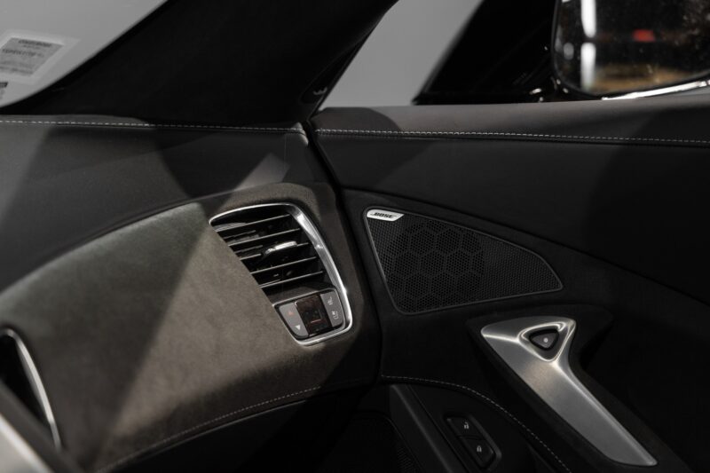 Panneau de porte avec haut-parleur – CORVETTE – C7 Stingray 3LT – 2016 – Noir – 47 900 km – 466 ch – V8 atmo – Transmission : Sequentielle – Origine allemagne – Privaty Cars – Courtage automobile CORVETTE proche de Nantes