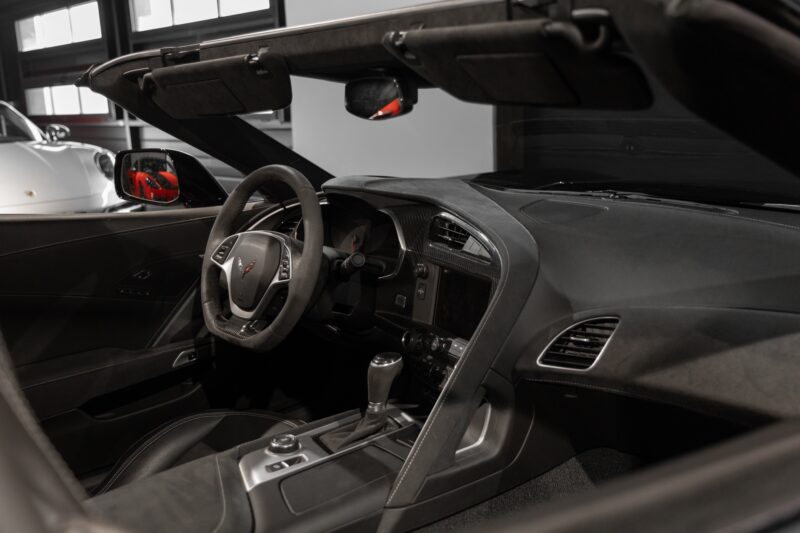 Tableau de bord – CORVETTE – C7 Stingray 3LT – 2016 – Noir – 47 900 km – 466 ch – V8 atmo – Transmission : Sequentielle – Origine allemagne – Privaty Cars – Conciergerie automobile pour véhicules de sport en Nouvelle-Aquitaine
