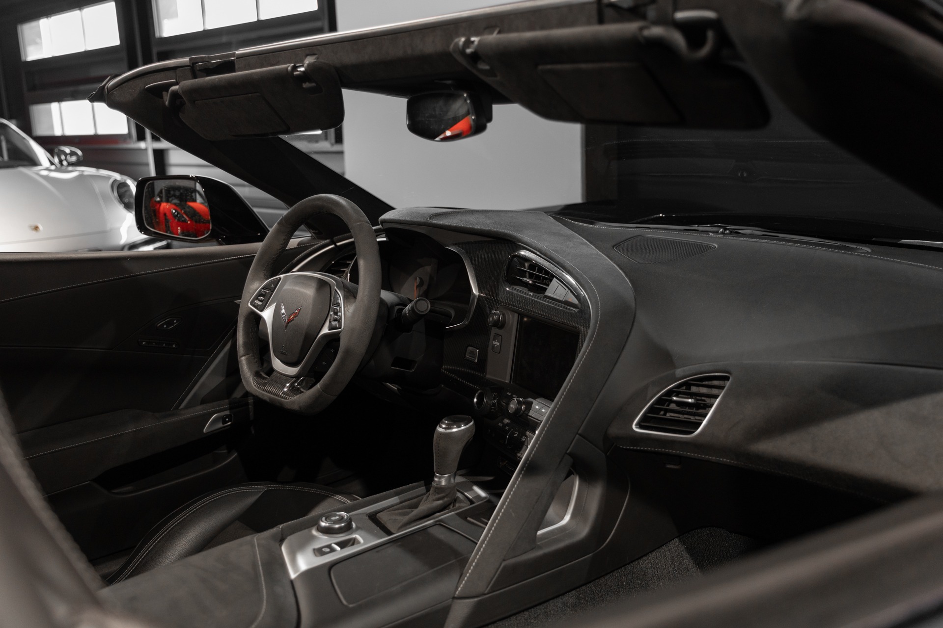 Tableau de bord – CORVETTE – C7 Stingray 3LT – 2016 – Noir – 47 900 km – 466 ch – V8 atmo – Transmission : Sequentielle – Origine allemagne – Privaty Cars – Conciergerie automobile pour véhicules de sport en Nouvelle-Aquitaine