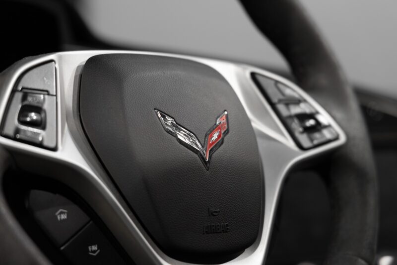 Volant – CORVETTE – C7 Stingray 3LT – 2016 – Noir – 47 900 km – 466 ch – V8 atmo – Transmission : Sequentielle – Origine allemagne – Privaty Cars – Rachat de Porsche et Ferrari d’occasion proche de Bordeaux