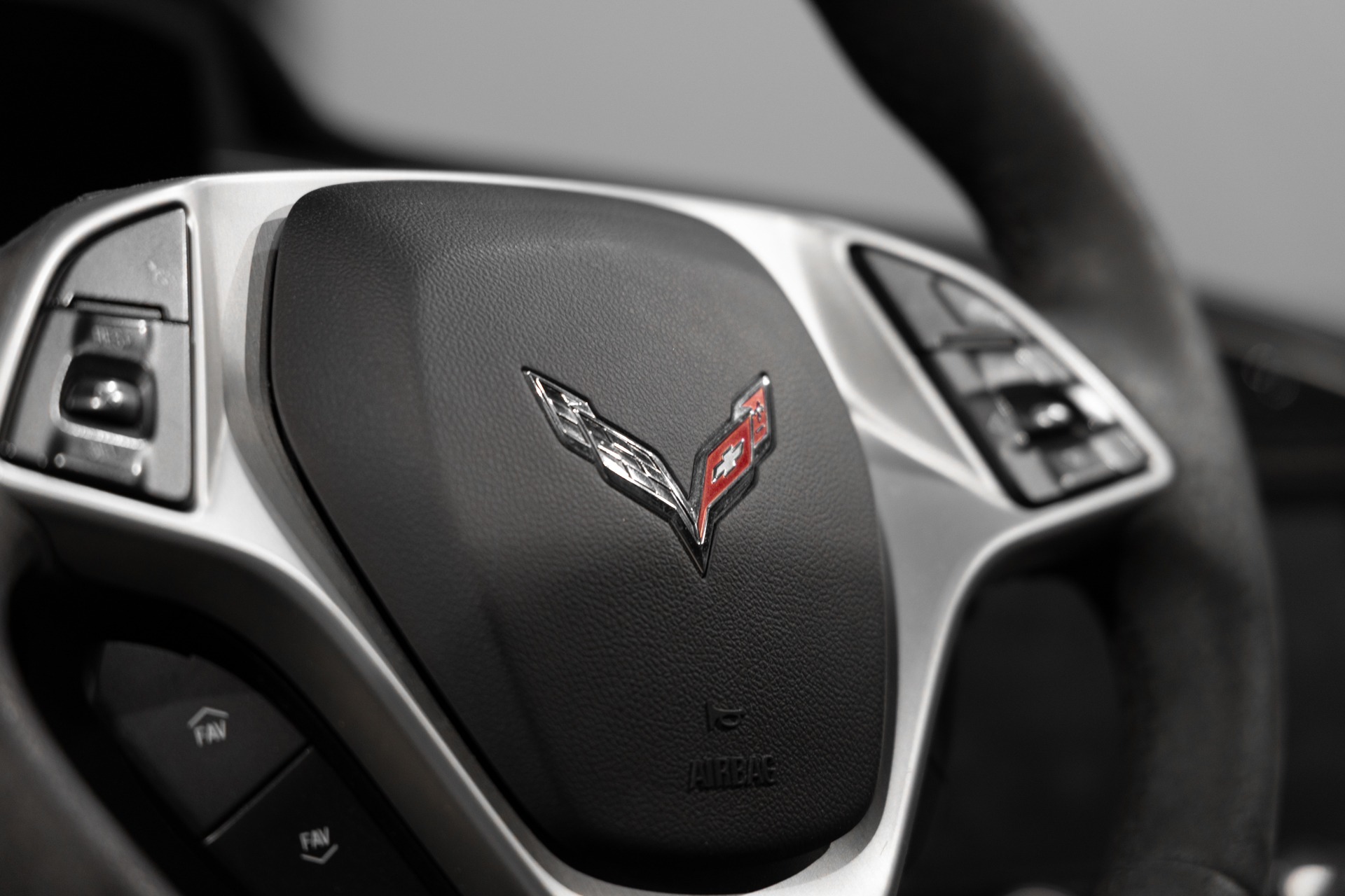 Volant – CORVETTE – C7 Stingray 3LT – 2016 – Noir – 47 900 km – 466 ch – V8 atmo – Transmission : Sequentielle – Origine allemagne – Privaty Cars – Rachat de Porsche et Ferrari d’occasion proche de Bordeaux