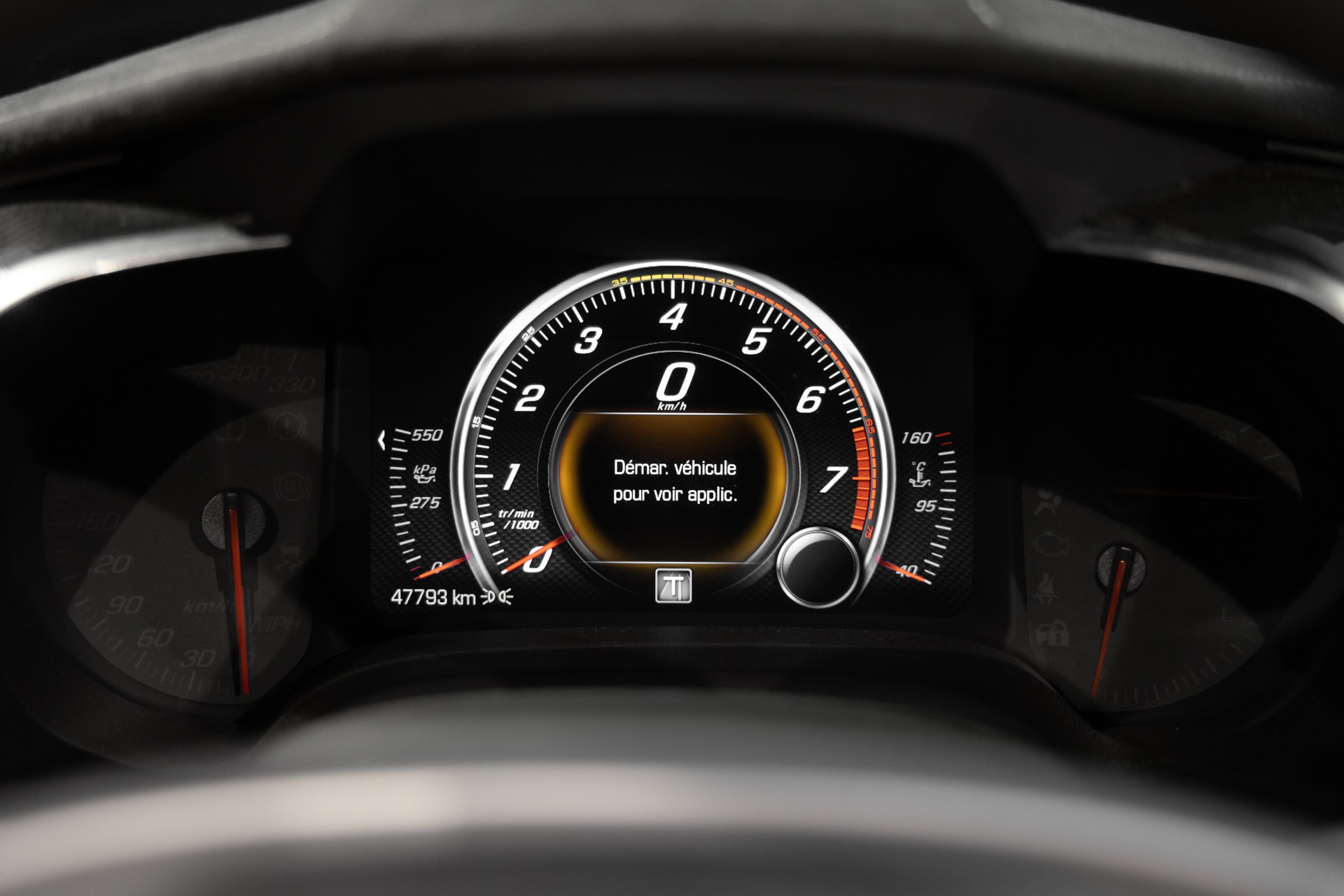 Tableau de bord avec compte-tours – CORVETTE – C7 Stingray 3LT – 2016 – Noir – 47 900 km – 466 ch – V8 atmo – Transmission : Sequentielle – Origine allemagne – Privaty Cars – Spécialiste des voitures de sport d’occasion à 2 heures de Paris en TGV