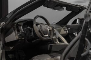 Volant – CORVETTE – C7 Stingray 3LT – 2016 – Noir – 47 900 km – 466 ch – V8 atmo – Transmission : Sequentielle – Origine allemagne – Privaty Cars – Importation de véhicules de prestige et sportifs proche de Nantes