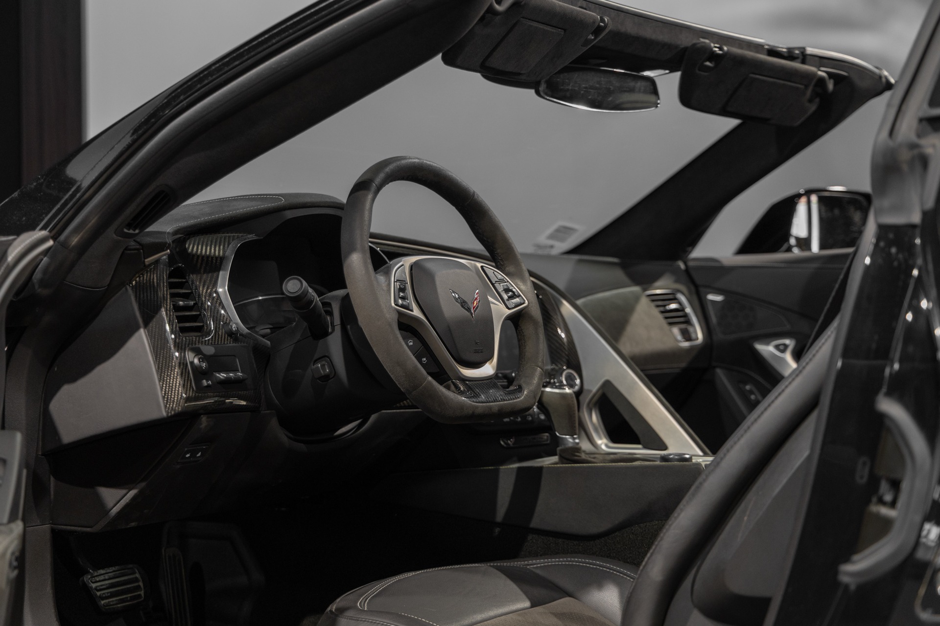 Volant – CORVETTE – C7 Stingray 3LT – 2016 – Noir – 47 900 km – 466 ch – V8 atmo – Transmission : Sequentielle – Origine allemagne – Privaty Cars – Importation de véhicules de prestige et sportifs proche de Nantes