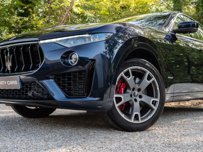 Jante alliage avec étriers rouges – MASERATI – Levante GranSport Q4 – 2020 – Blue Nobile ( tri-couche ) – 56 300 km – 350 ch – V6 bi-turbo – Transmission : Automatique – Origine France – Privaty Cars – Recherche de supercars hors marché entre Bordeaux et Nantes