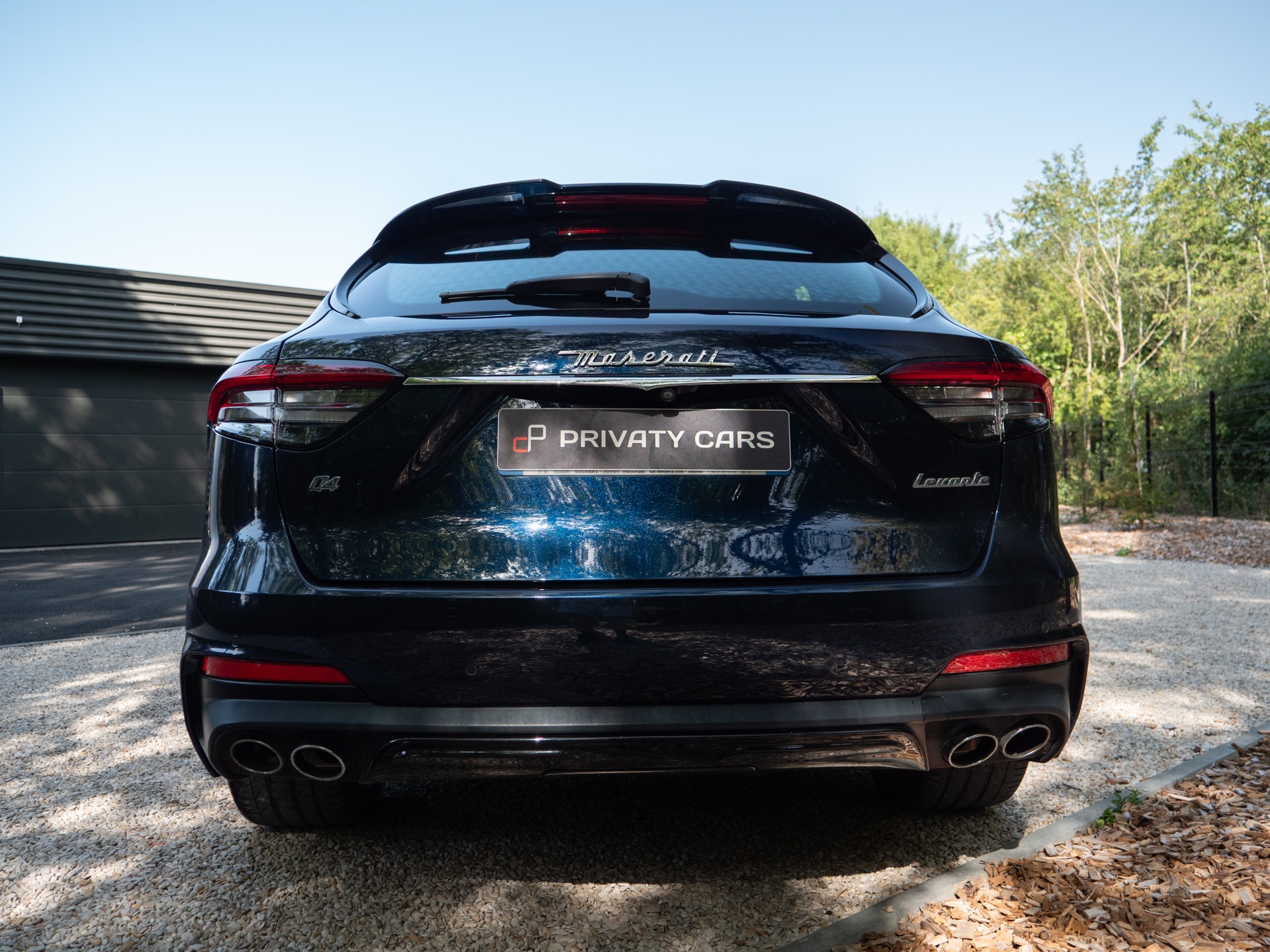 Vue arrière avec double sortie d'échappement – MASERATI – Levante GranSport Q4 – 2020 – Blue Nobile ( tri-couche ) – 56 300 km – 350 ch – V6 bi-turbo – Transmission : Automatique – Origine France – Privaty Cars – Rachat express de supercars et hypercars en Charente-Maritime