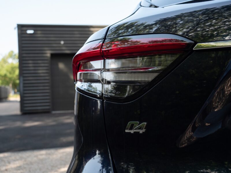 Feu arrière avec éclairage LED – MASERATI – Levante GranSport Q4 – 2020 – Blue Nobile ( tri-couche ) – 56 300 km – 350 ch – V6 bi-turbo – Transmission : Automatique – Origine France – Privaty Cars – Expert des sportives d’occasion haut de gamme entre Bordeaux et Nantes