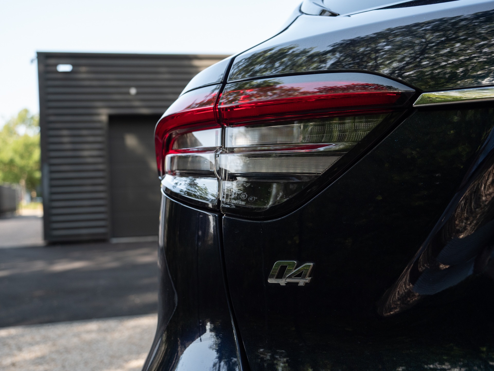 Feu arrière avec éclairage LED – MASERATI – Levante GranSport Q4 – 2020 – Blue Nobile ( tri-couche ) – 56 300 km – 350 ch – V6 bi-turbo – Transmission : Automatique – Origine France – Privaty Cars – Expert des sportives d’occasion haut de gamme entre Bordeaux et Nantes